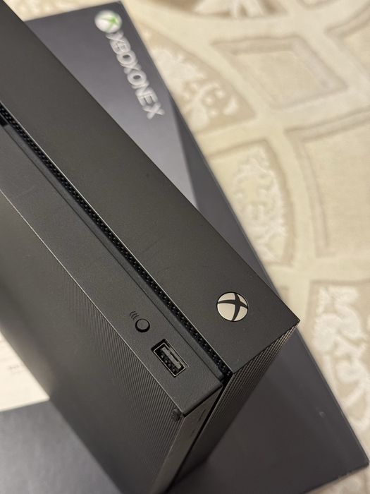 Xbox One X 1TB | 2 controllers