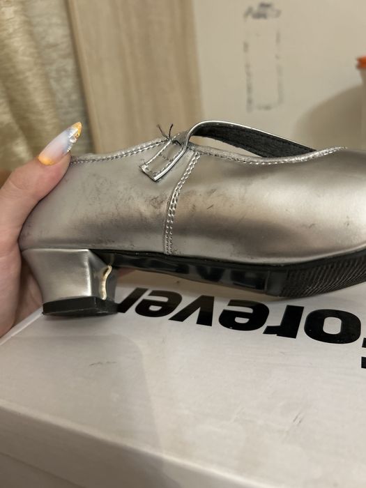 Танцевальные туфли серебристые