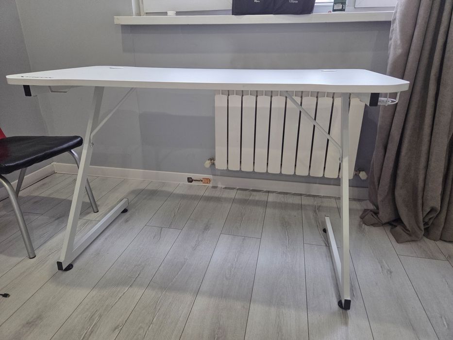 Компьютерный стол XTREON в отличном состоянии