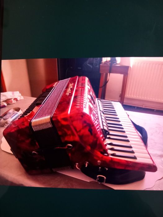 Acordeon  de vanzare120 basi acordeonul are burduf original are compre