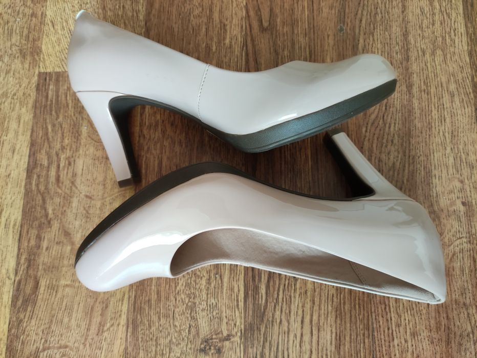 Чисто нови обувки Clarks