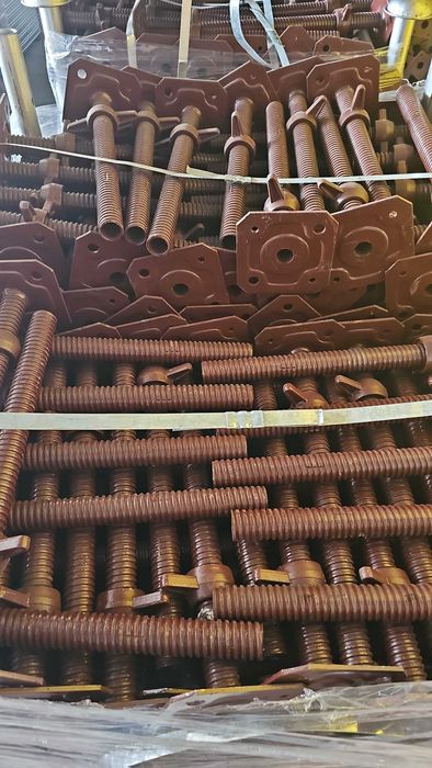 НОВИ Винтови пети за скеле 33см/50см/70см Италия