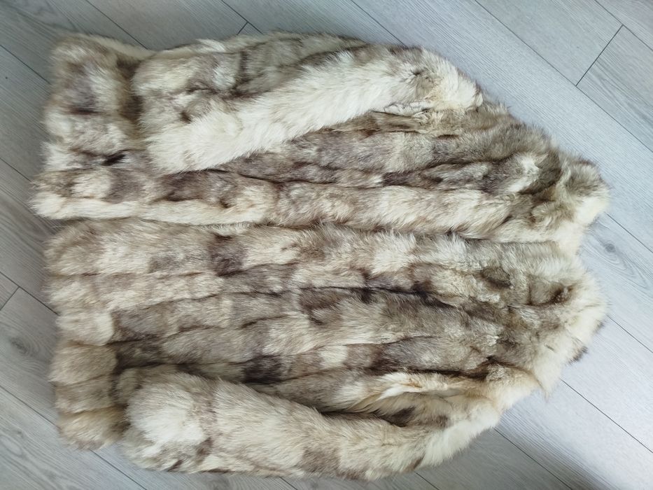 Vînd haina blana vulpe argintie