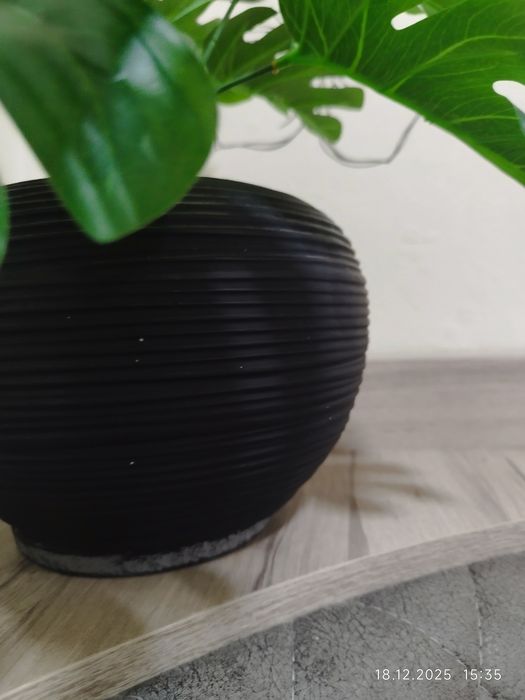 Искусственный цветок с горшком