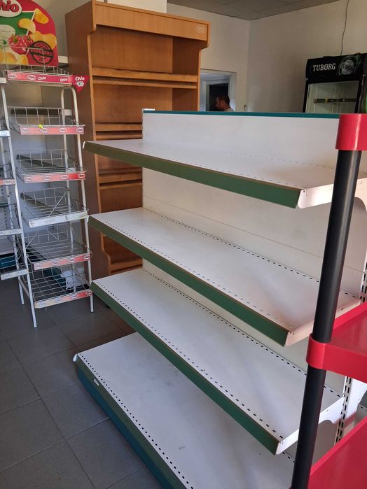 Продавам магазино оборудване