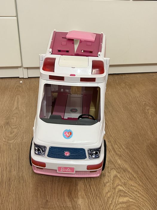 Barbie трансформираща се линейка