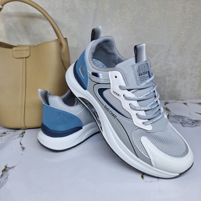 Кроссовки дышащие со скидкой!!