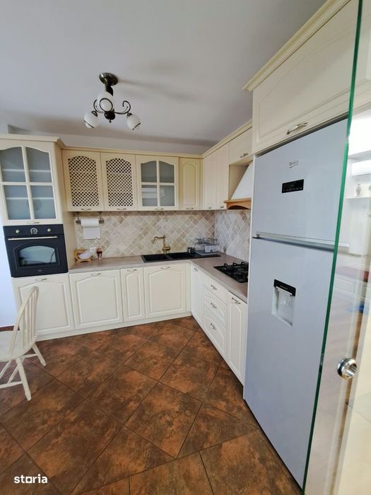 Apartament cu 3 camere semidecomandate, Centru