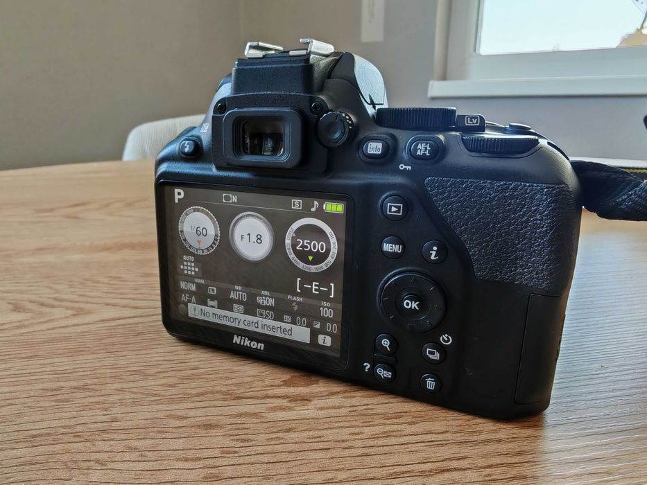 Nikon D3500 DSLR + Nikon 35mm