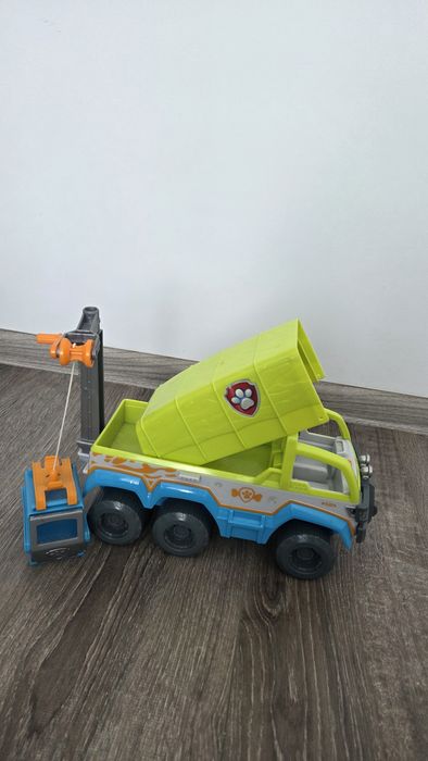 Mașina de Teren a Patrulei Cățelușilor (PAW Patrol Paw Terrain Vehicle).