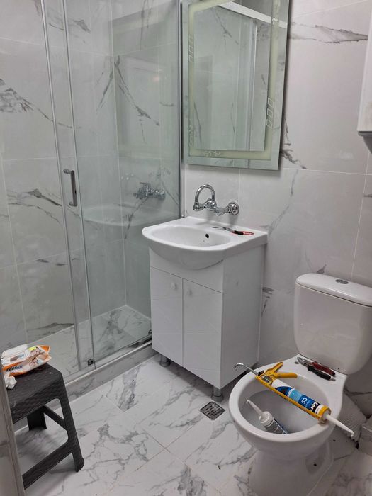 Майстор с двама работника