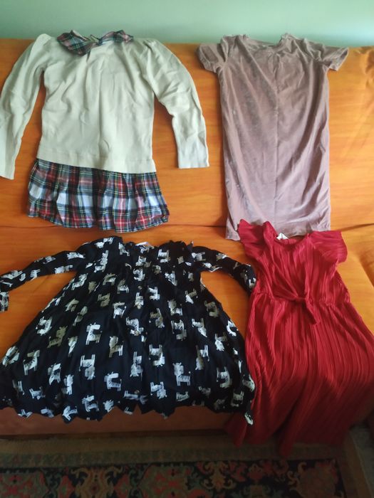 Vând rochițe 116-128-140