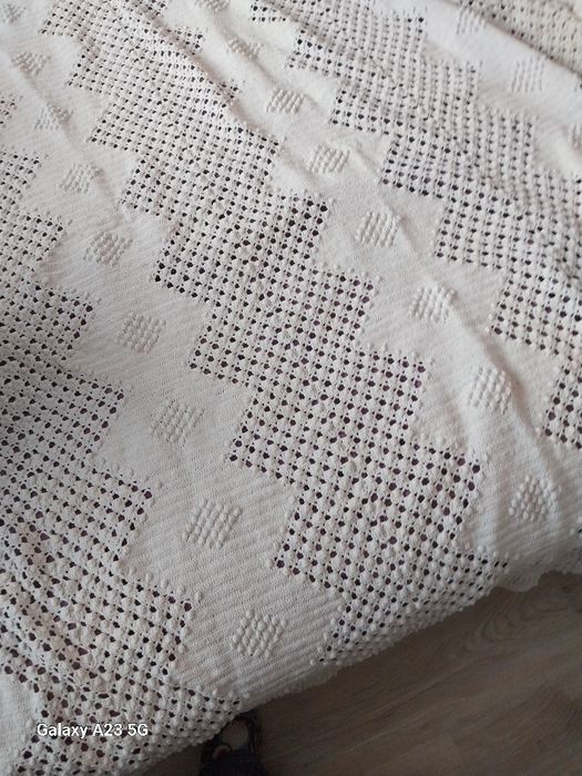 Продавам    покривки плетени на една кука