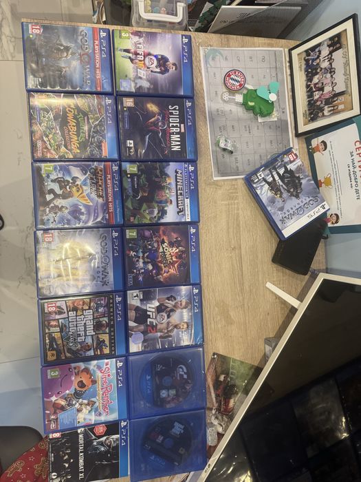 Продавам много запазен Ps4 slim +игрите