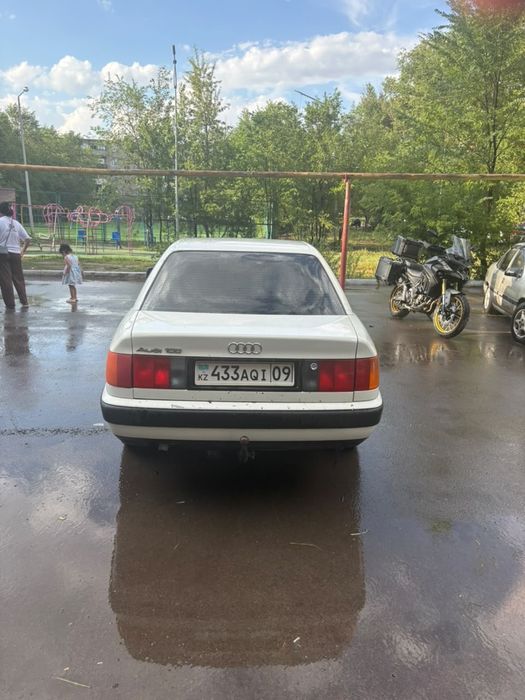 Машина ауди 100 в хорошем состоянии