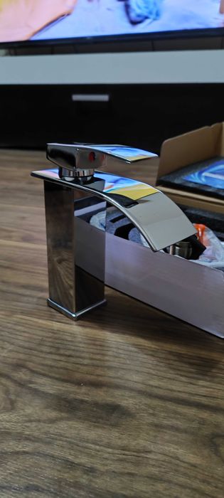 Италиански смесител за мивка стоящ.