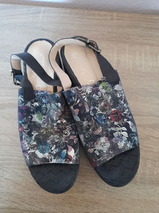 Сандали 39 номер