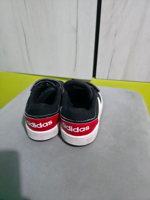 детски спортни обувки са модел adidas HOOPS 2.0 CMF C.   Номер 25 1/2