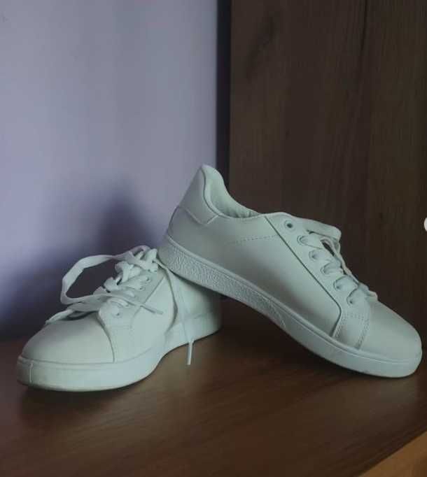 Чисто бели маратонки