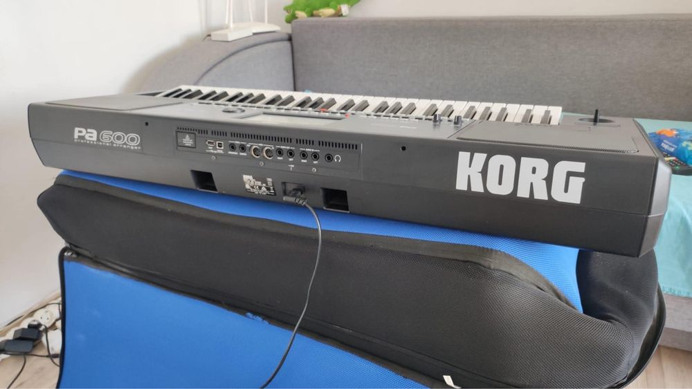 Korg PA600 + husă + stativ + seturi de stiluri și tonuri