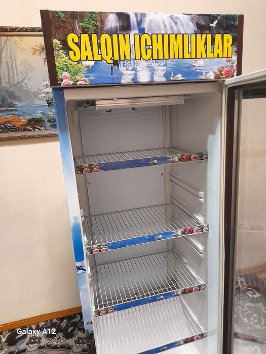 Vitrina xaladelnik sotiladi