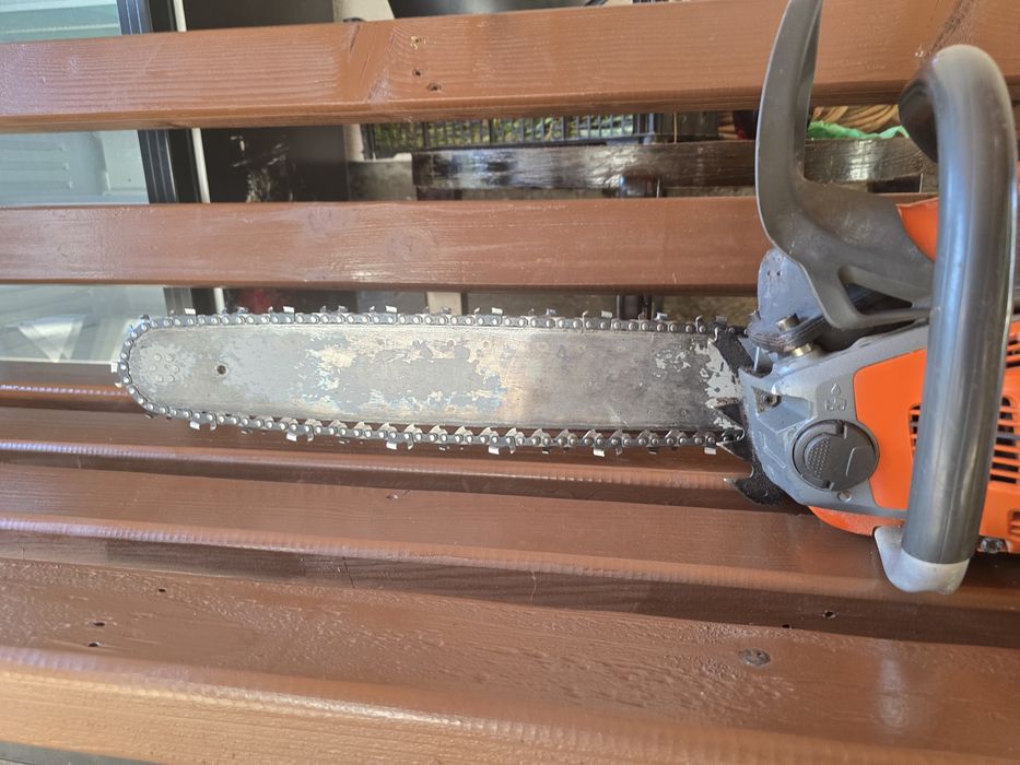 Motorierastrău husqvarna