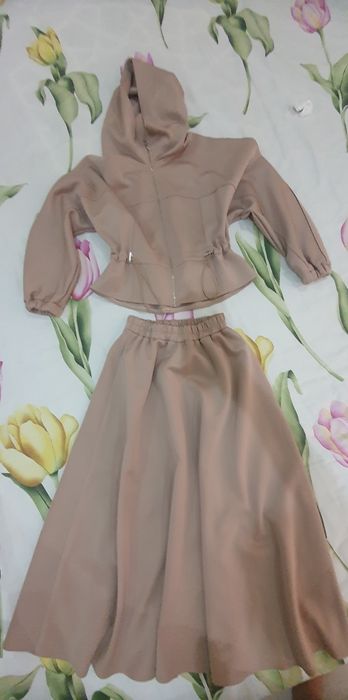 Продам очень красивый и качественный костюм-двойку бежевого цвета!