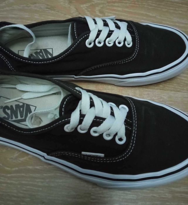 Nike и Vans: оригинални маратонки и футболни обувки, като нови!