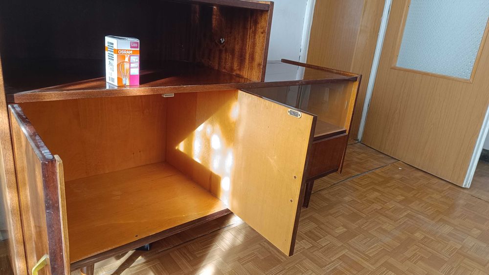 Витрина шкаф от истинско дърво