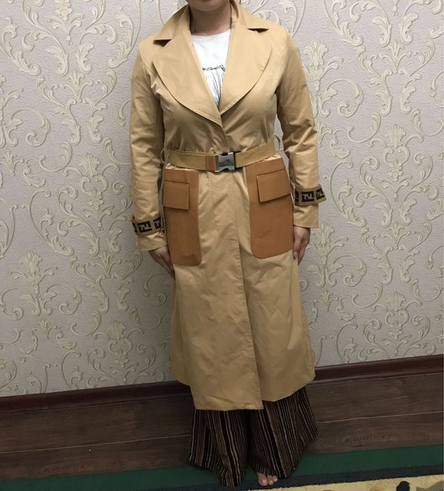 Киімдер. Тренч киілмеген.