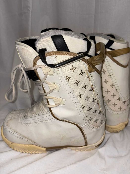 Boots snowboard fete Crazy Creek si Burton