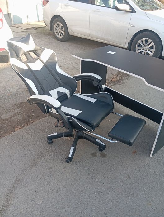 Срочно продаю кресло и стол комплект в идеальном состоянии