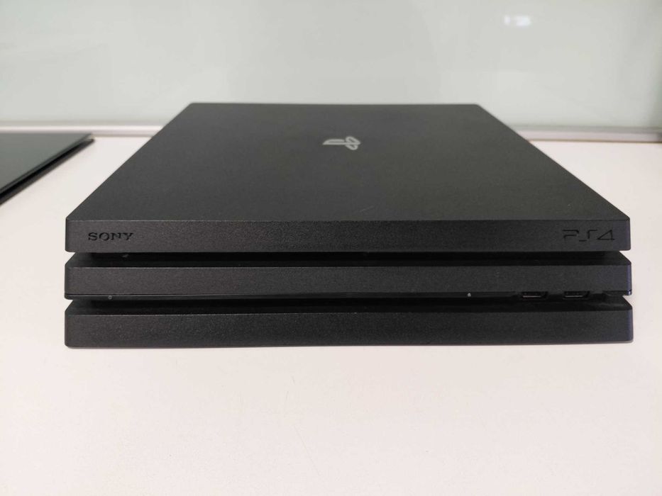 Продавам PlayStation 4 Pro (Пълен Комплект) – Обслужен, в Оригинална Кутия + 2 Джойстика и 9 Игри!
