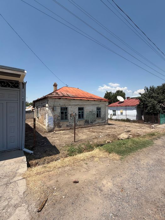 Прадаётся 4х Дом Джалаере 2 линя от дороги квадратный участок