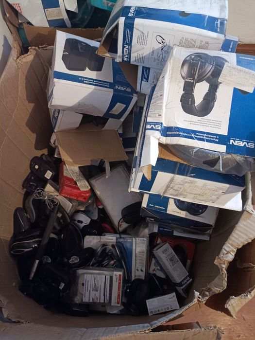 Три коробки колонок и наушников