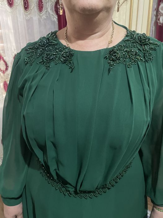 Зеленое вечернее платье