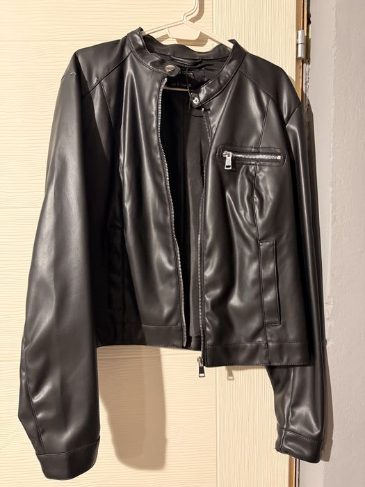 Продавам дрехи .