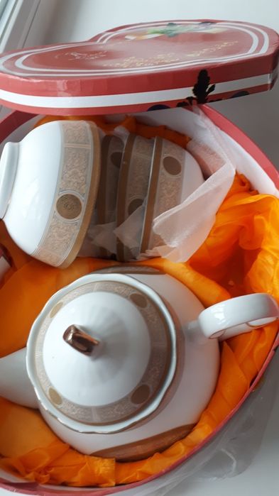 Продам фарфоровые чайный сервиз