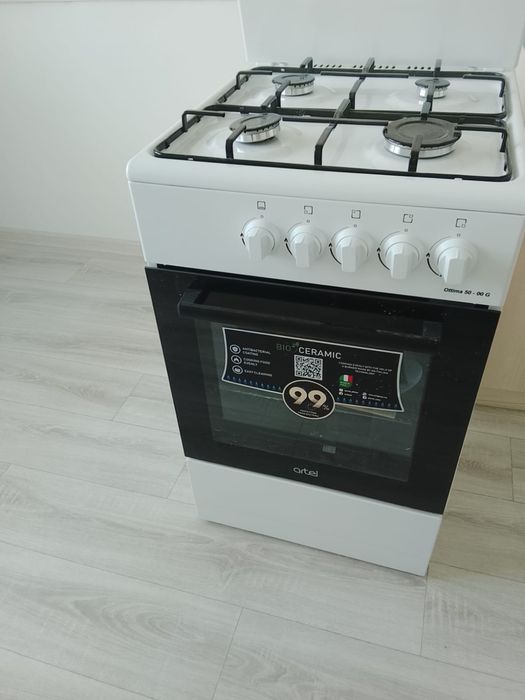 Продам газ плиту новый