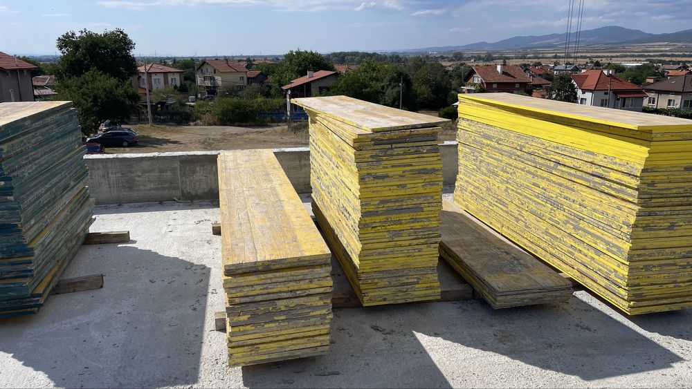 Жълти кофражни платна, подпори, вилици