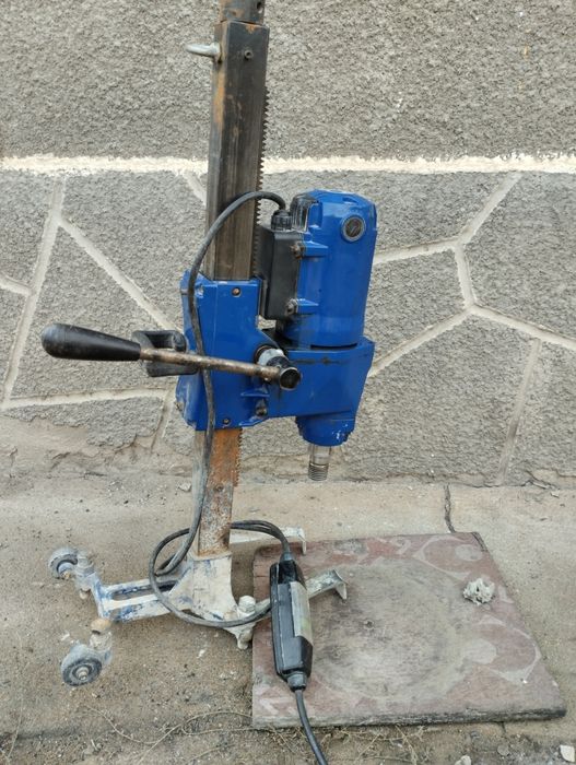 Машина алмазного бурения