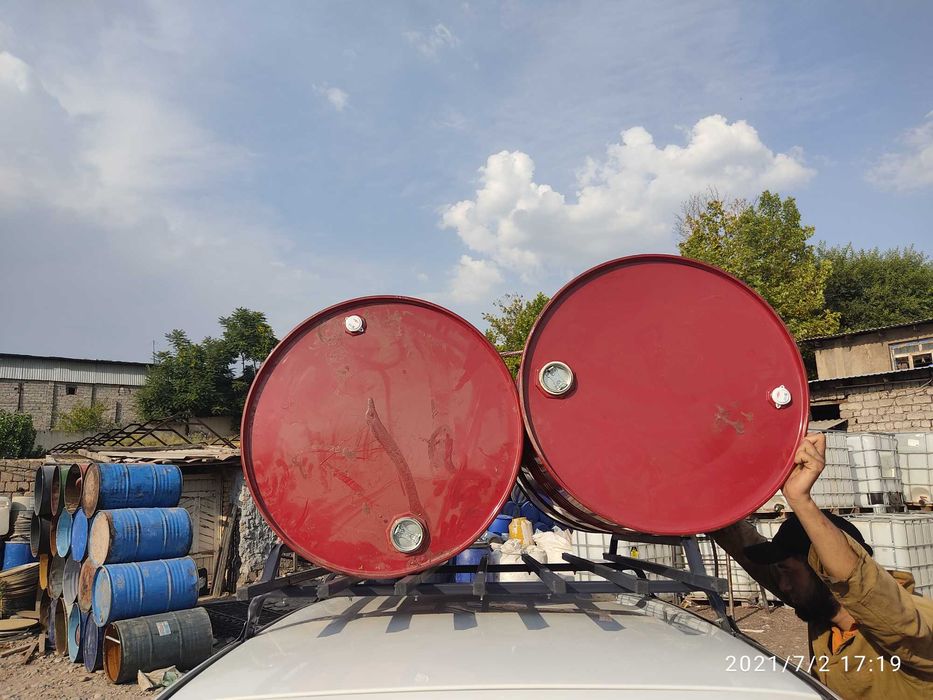 Бочки 200 литровые красные синие подберём любые цветы