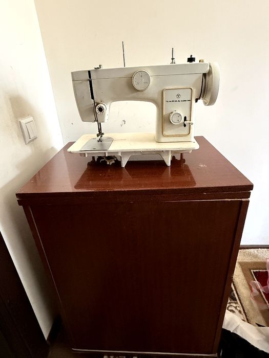 Tikuv mashinasi bor holati yaxshi a'lo  srochna sotiladi