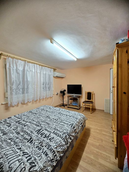 Етаж от масивна къща, сутерен, мансарда, двор и гараж в гр. Лясковец