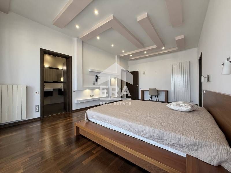 Луксозен четиристаен апартамент под наем с просторна тераса в комплекс