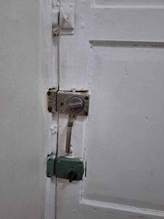 Продам входную деревянную дверь