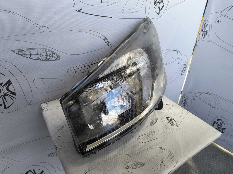 Far Stânga Halogen cu Lumini de Zi LED Opel Vivaro B / Renault Trafic 3 / Cod OEM 260607359R (4F2)