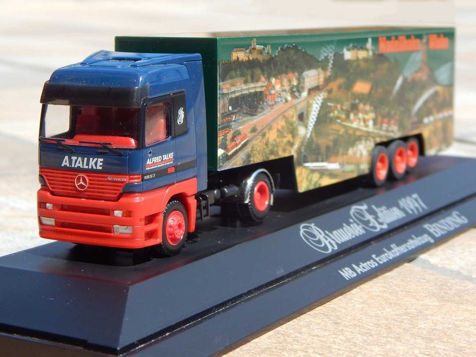 Macheta camion transport Mercedes-Benz Actros 1857 Herpa cu vitrina