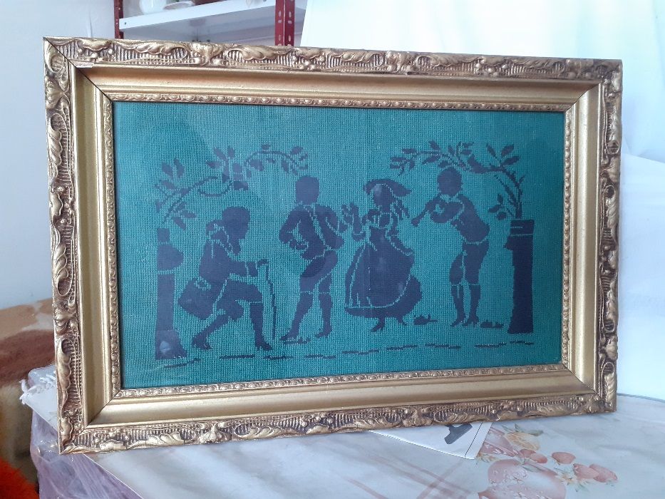 Старинен гоблен в масивна рамка