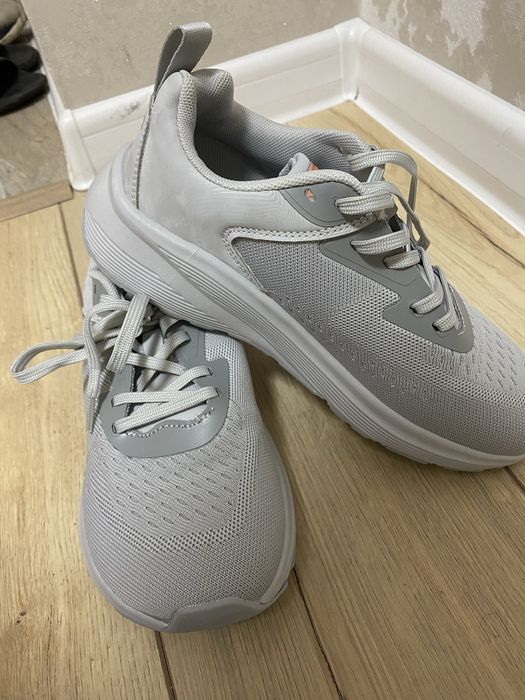 Продам кроссовки босоногие